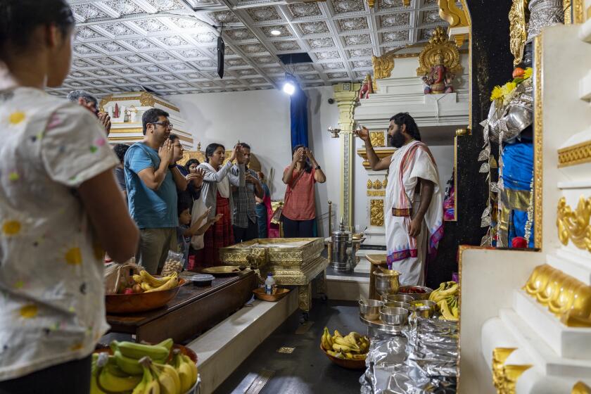 Un grupo de fieles reza a la deidad Hanuman en Sir Hanuman Mandir, un templo hindú en Alpharetta, Georgia, el martes 23 de julio de 2024. (AP Foto/Stephanie Scarbrough)