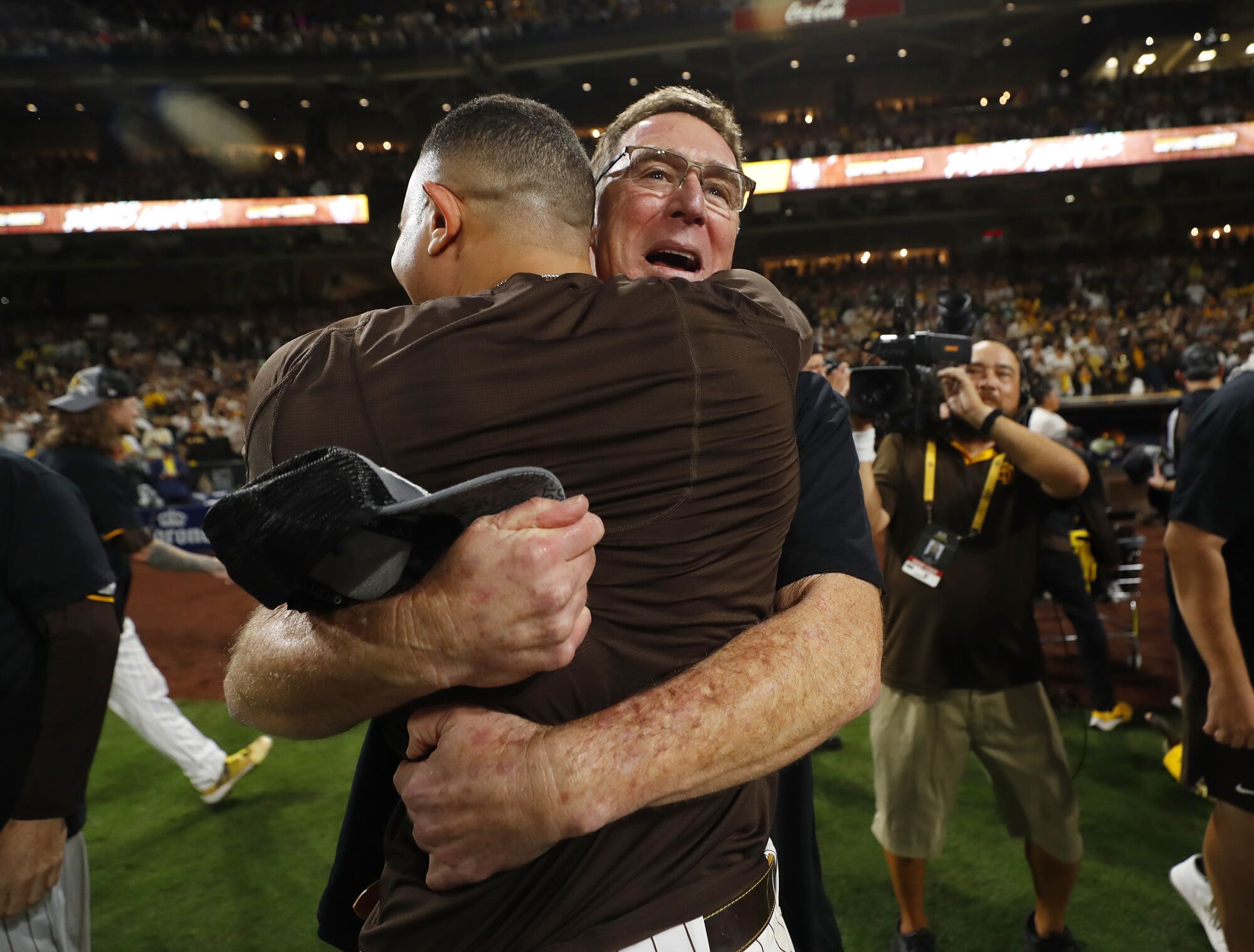 San Diego Padres manager Bob Melvin and Manny Machado celebrate after winning the NLDS