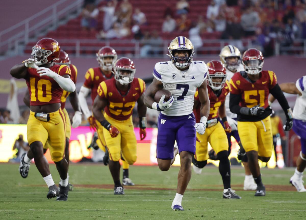 LOS ANGELES, CA - NOVEMBER 4, 2023: Washington Huskies running back Dillon Johnson.