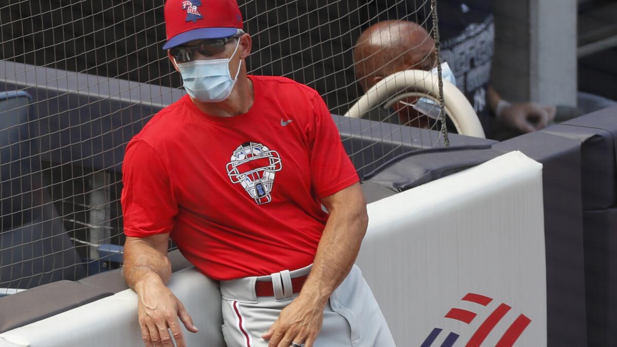 Ex-Yankees manager Joe Girardi puts on Phillies jersey 