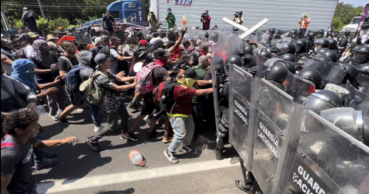 Migrantes marchan desde el sur de México mientras EE. UU. se mueve para poner fin a la prohibición de asilo por COVID