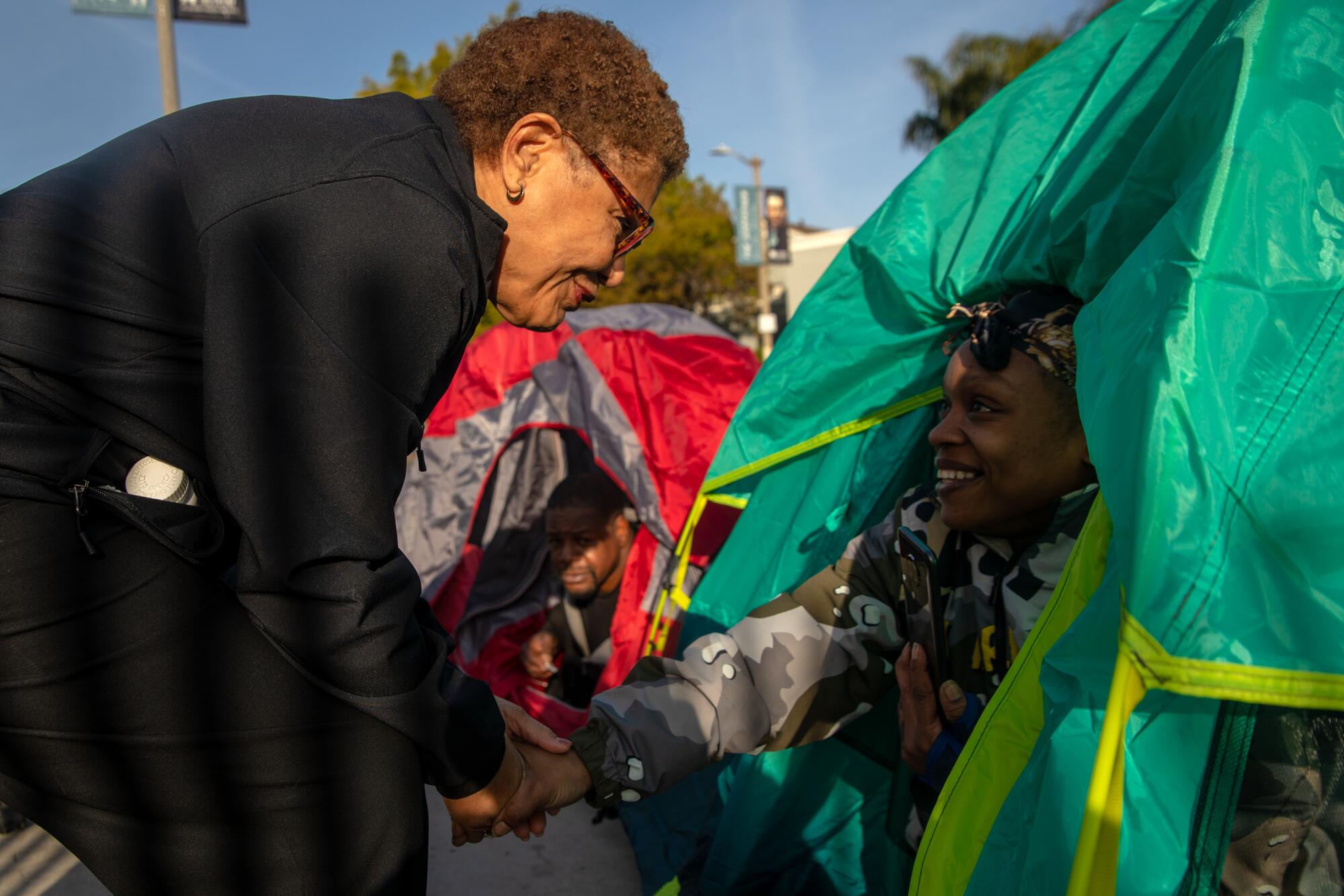 Mayor Karen Bass with Jawonna Smith, 33, who lived in a tent on a sidewalk before she was moved to a motel.