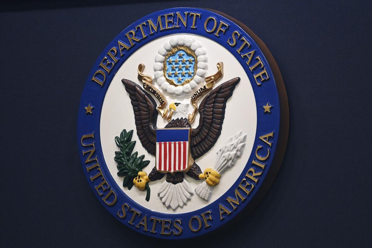 ARCHIVO - El logotipo del Departamento de Estado se encuentra en un atril en una sala de conferencias 