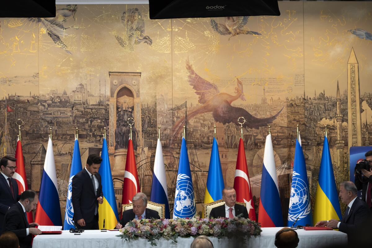 El presidente turco Recep Tayyip Erdogan, sentado al centro a la derecha,