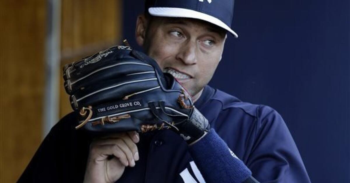 New York Yankees' shortstop Derek Jeter (2) talks to outfielder