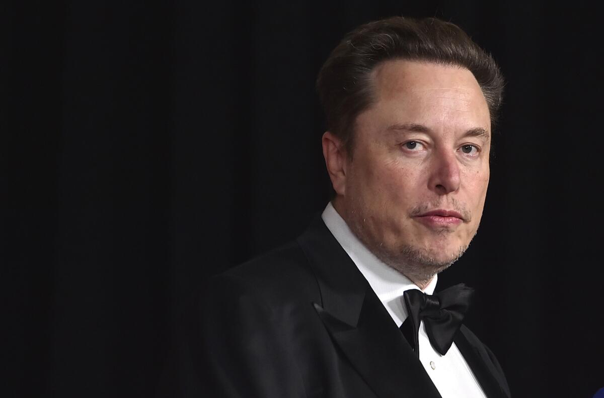 Archivo - Elon Musk llega a un evento en Los Angeles, el 13 de abril de 2024. El CEO de Tesla 