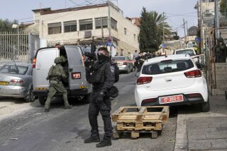 Un agente israelí custodia el lugar donde se produjo una balacera en el este de Jerusalén, el 28 de enero de 2023. (AP Foto/Mahmoud Illean)