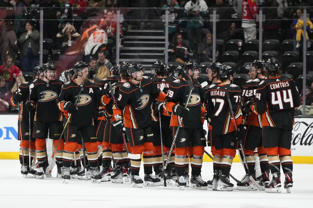 Ducks snap Blackhawks' 5-game win streak with 4-2 victory