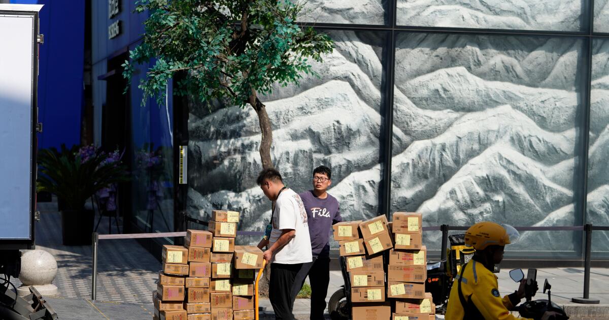Photo: latimes.com Repartidores entregan comida durante las festividades por el Día Nacional, el jueves 2 de octubre de 2025, en Beijing. (AP