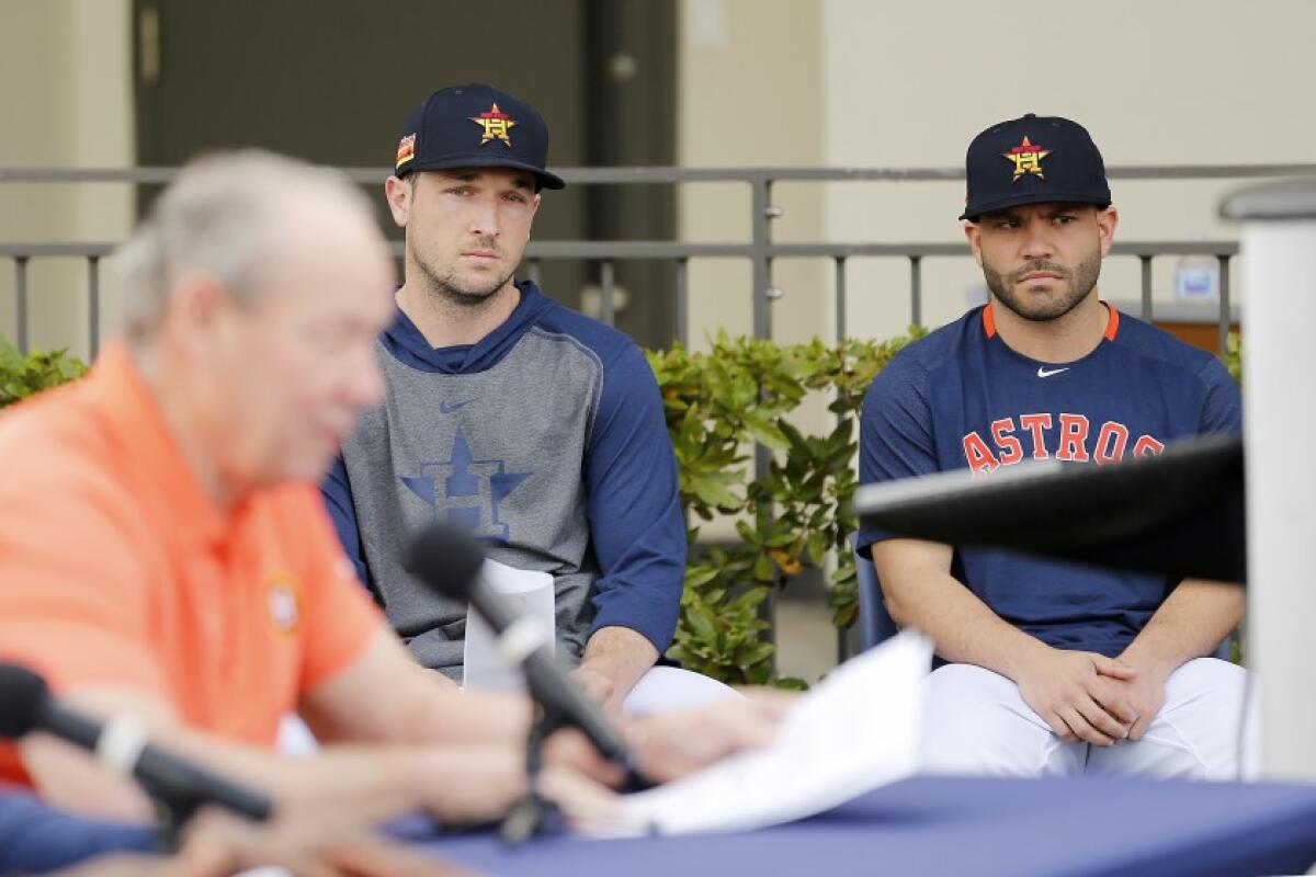 Alex Bregman y José Altuve, a la derecha, observan cómo Jim Crane, propietario de los Astros de Houston, lee una declaración preparada durante una conferencia de prensa el 13 de febrero.(Michael Reaves/Getty Images/TNS) ** OUTS - ELSENT, FPG, TCN - OUTS **