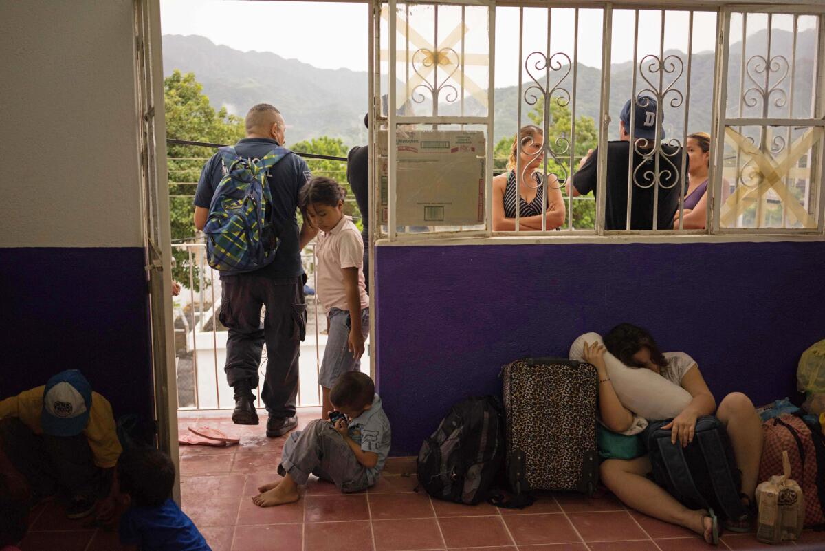 Varias personas aguardan el paso del huracán Patricia en un refugio en el balneario mexicano de Puerto Vallarta, el viernes 23 de octubre de 2015. (Foto AP/Cesar Rodríguez)