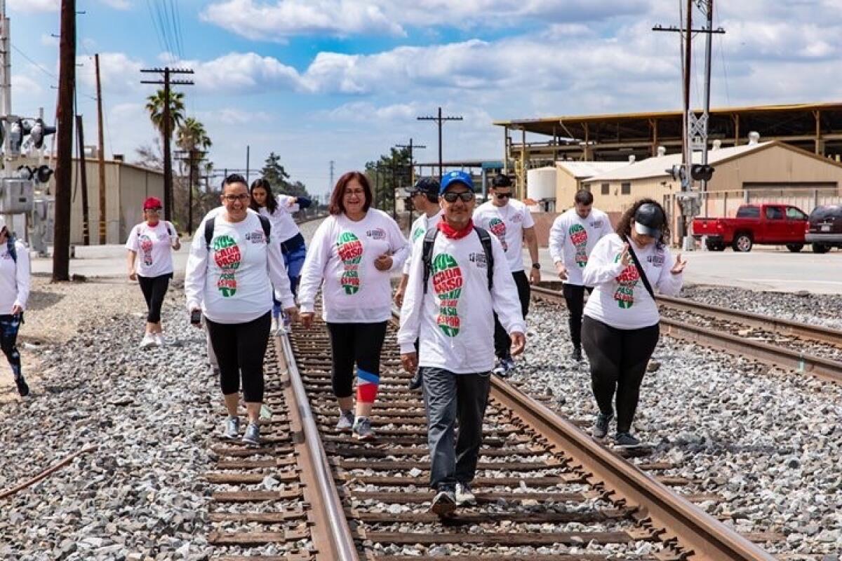 Santiago Nieto junto a un grupo de simpatizantes llegando al centro de Bakersfield en mayo del 2019.