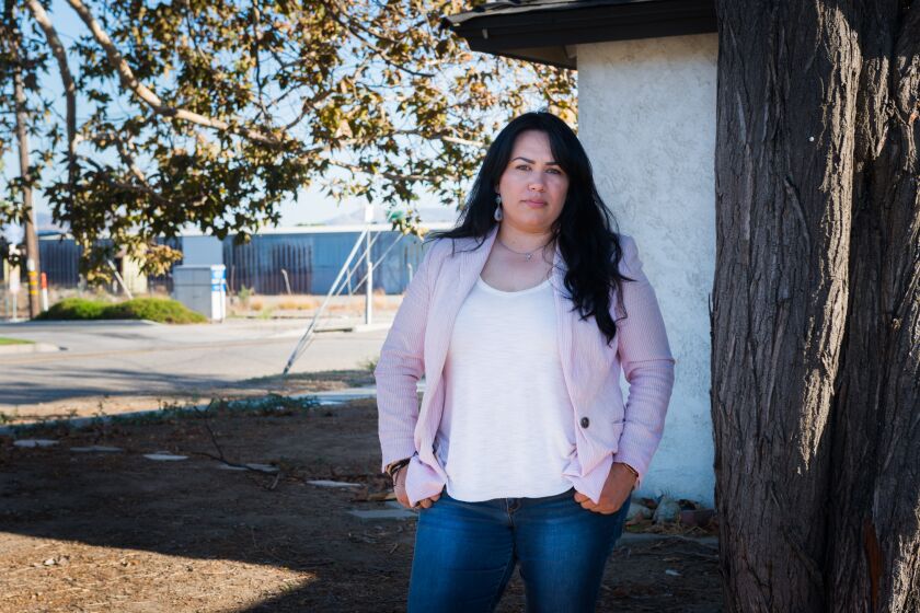 Ana González, directora ejecutiva del Centro de Acción Comunitaria y Justicia Ambiental, frente a su casa en Rialto, California. Su hijo, como muchos otros en la región, ha desarrollado asma debido a la la contaminación del aire.