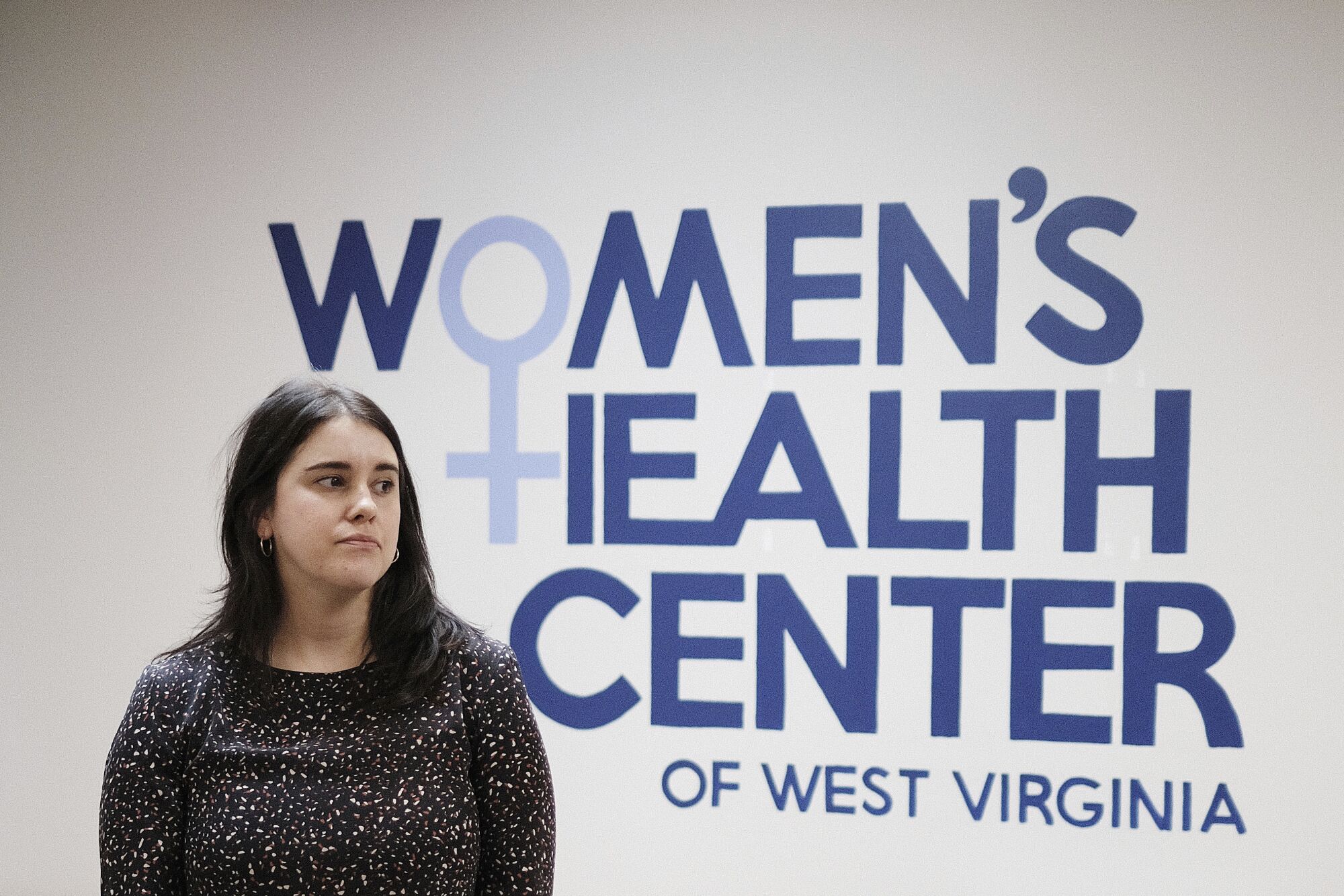 Katie Quiñonez, West Virginia Kadın Sağlığı Merkezi tabelasının önünde.