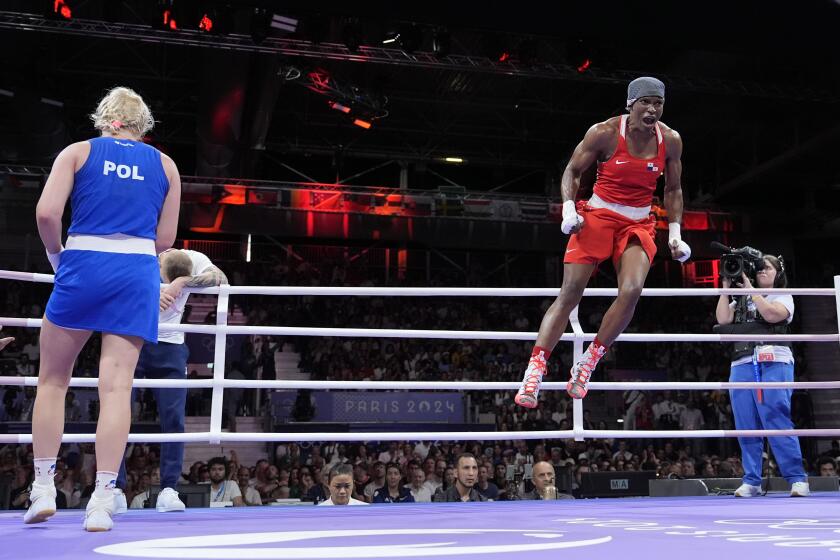 La panameña Atheyna Bylon celebra su pase a las semifinales del peso medio en Juegos Olímpicos al vencer a la polaca Wojcik, el domingo 4 de agosto de 2024, en Villepinte, Francia. (AP Foto/Ariana Cubillos)