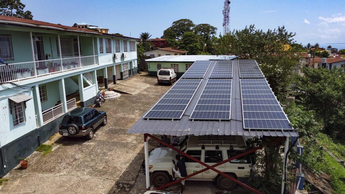 Esta imagen, distribuida por la empresa Easy Solar, muestra una instalación 