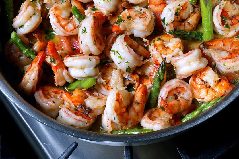 Recipe: Garlic shrimp with asparagus