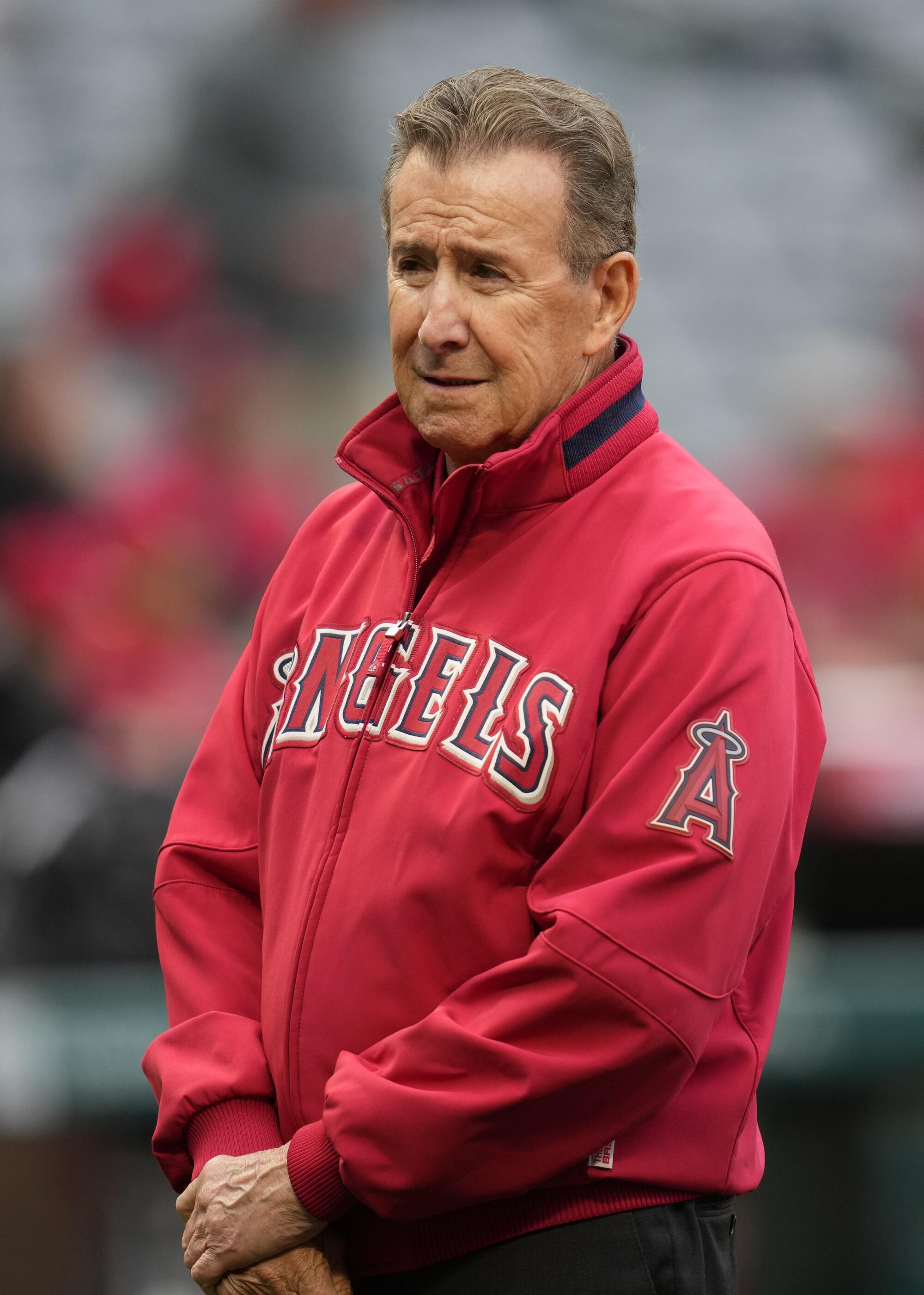 Arte Moreno, propietario de Los Angeles Angels, está en el campo.