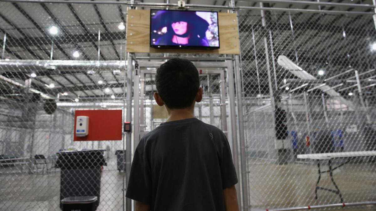 Un niño de Honduras ve una película en un centro de detención para inmigrante en McAllen, Texas.
