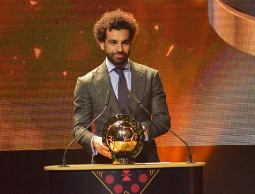 El jugador egipcio Mohamed Salah habla tras recibir el premio a Jugador del Año de la Confederación Africana de Fútbol (CAF) hoy, durante la ceremonia premios de la CAF en el Centro Internacional de Convenciones Abdou Diouf en Dakar (Senegal). EFE