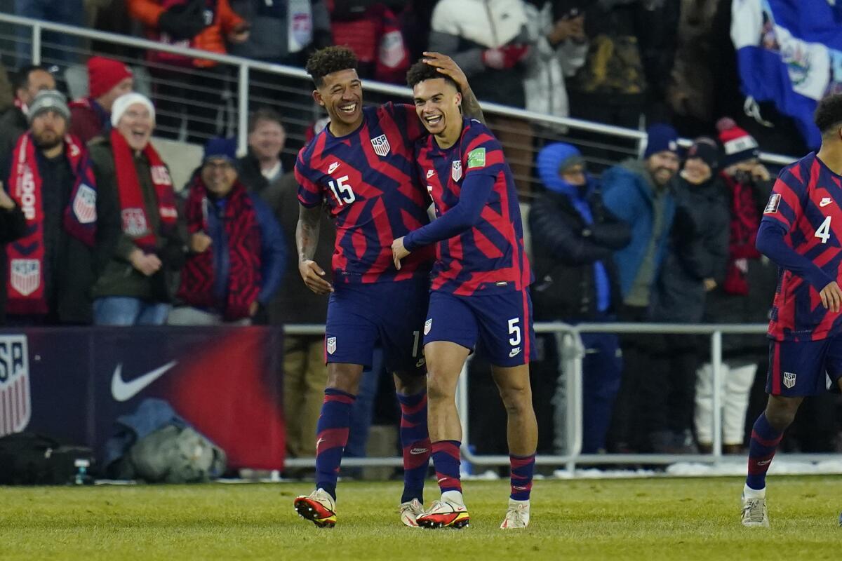 Antonee Robinson, de Estados Unidos, festeja su gol con Chris Richards.