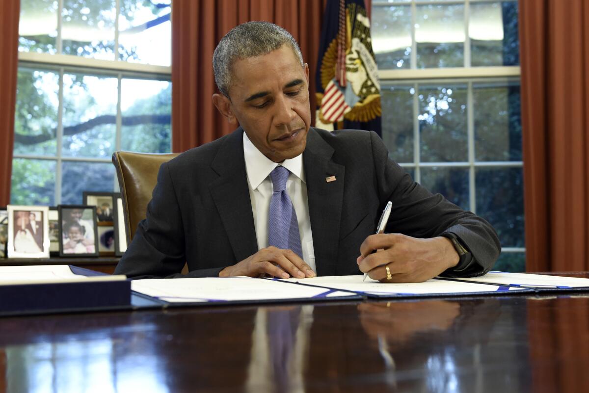 El presidente Barack Obama firma la Ley FOIA Improvement en la Oficina Oval de la Casa Blanca el jueves 30 de junio de 2016 en Washington. El mandatario también firmó la ley para supervición, administración y estabilidad económica de Puerto Rico. (AP Foto/Susan Walsh)