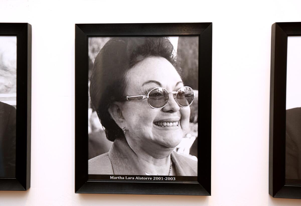 Martha Lara Alatorre (2001-2003) fue la primera mujer que ocupó el cargo de cónsul general de México en Los Ángeles.