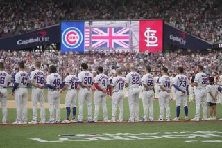 Jugadores de los Cachorros de Chicago se alinean durante la ceremonia de los himnos de Estados Unidos e Inglaterra previo al partido de béisbol en contra de los Cardenales de San Luis, el sábado 24 de junio de 2023, en Londres. (AP Foto/Kin Cheung)