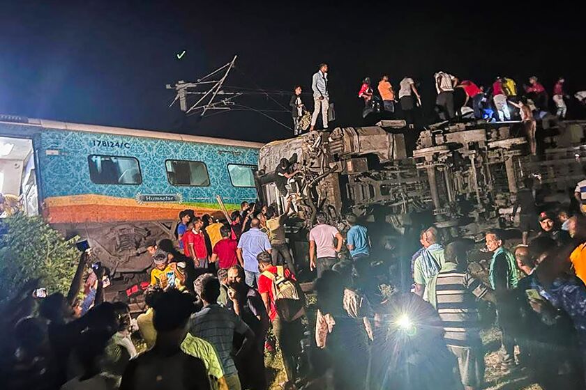 CRÉDITO OBLIGATORIO - Rescatistas laboran en el sitio donde dos trenes de pasajeros se descarrilaron el viernes 2 de junio de 2023, en el distrito de Balasore, estado de Odisha, en el este de la India. (Press Trust of India vía AP)