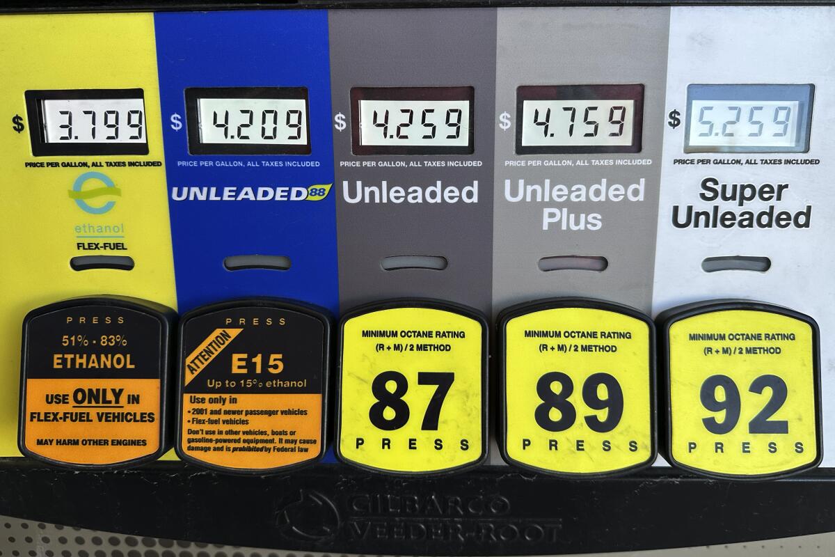 Precios de la gasolina, en una gasolinera en Riverwoods, Illinois, el 1 de abril de 2024. (Foto AP /Nam Y. Huh)