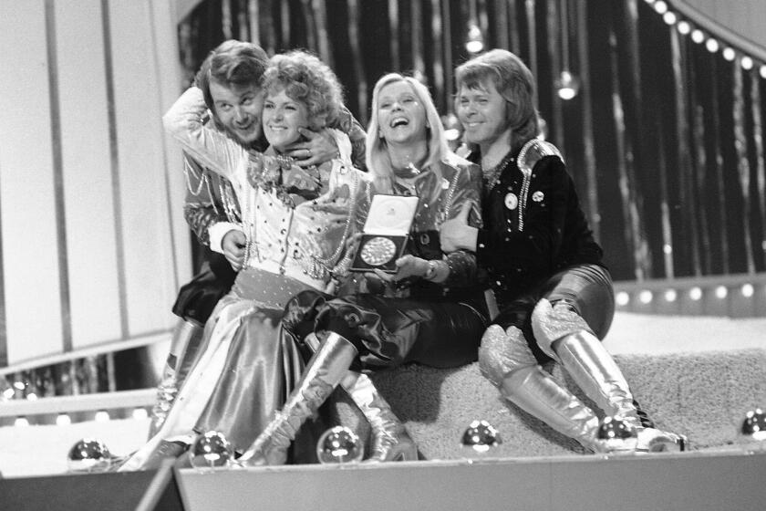 En esta fotografía de archivo del 6 de abril de 1974, el grupo pop sueco ABBA celebra su victoria en el Festival de la Canción de Eurovisión de 1974 con su canción "Waterloo". (Foto AP/Robert Dear, Archivo)