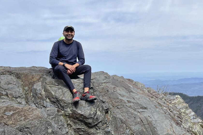 Prince Bhojwani sentado en la monta?a Charlies Bunion en el Parque Nacional de las Grandes Monta?as Humeantes en Tennessee, el 17 de abril de 2022. (Nita Bhojwani vía AP)