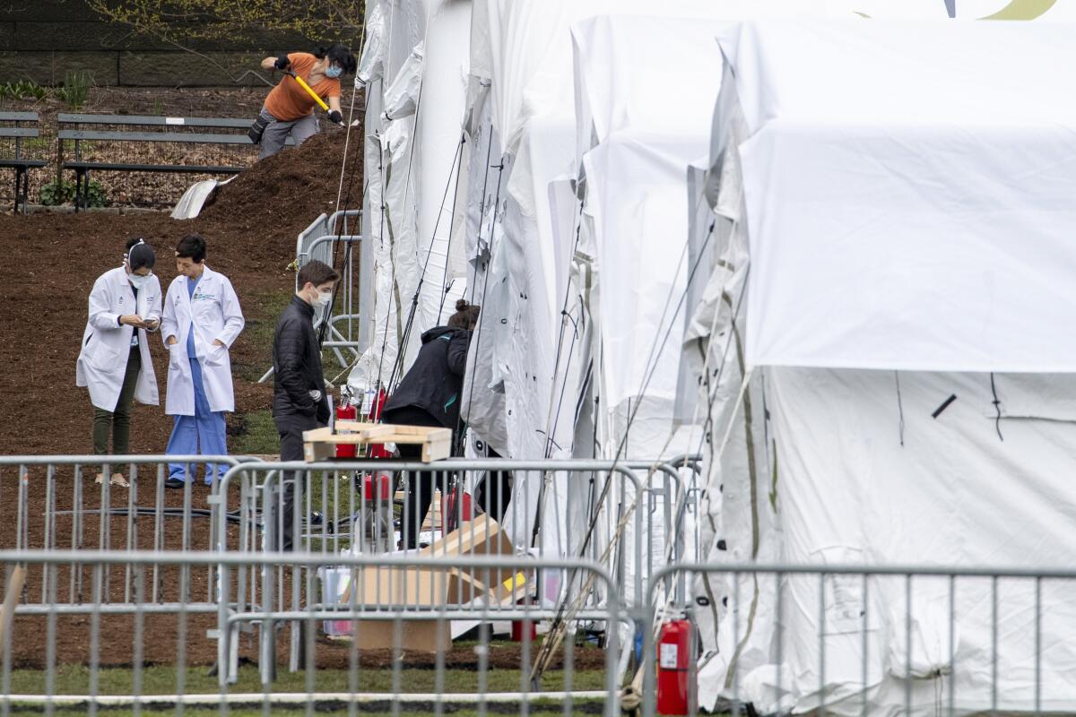 Médicos erigen un hospital de campaña en el Central Park de Nueva York el 31 de marzo de 2020. (AP Photo/Mary Altaffer)