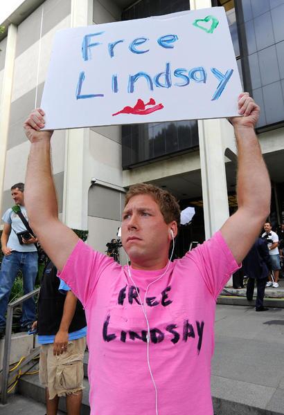 Lindsay Lohan fan holds up a sign reading 'Free Lindsay' in front of the Beverly Hills Courthouse on July 20, 2010 in Beverly Hills, California.