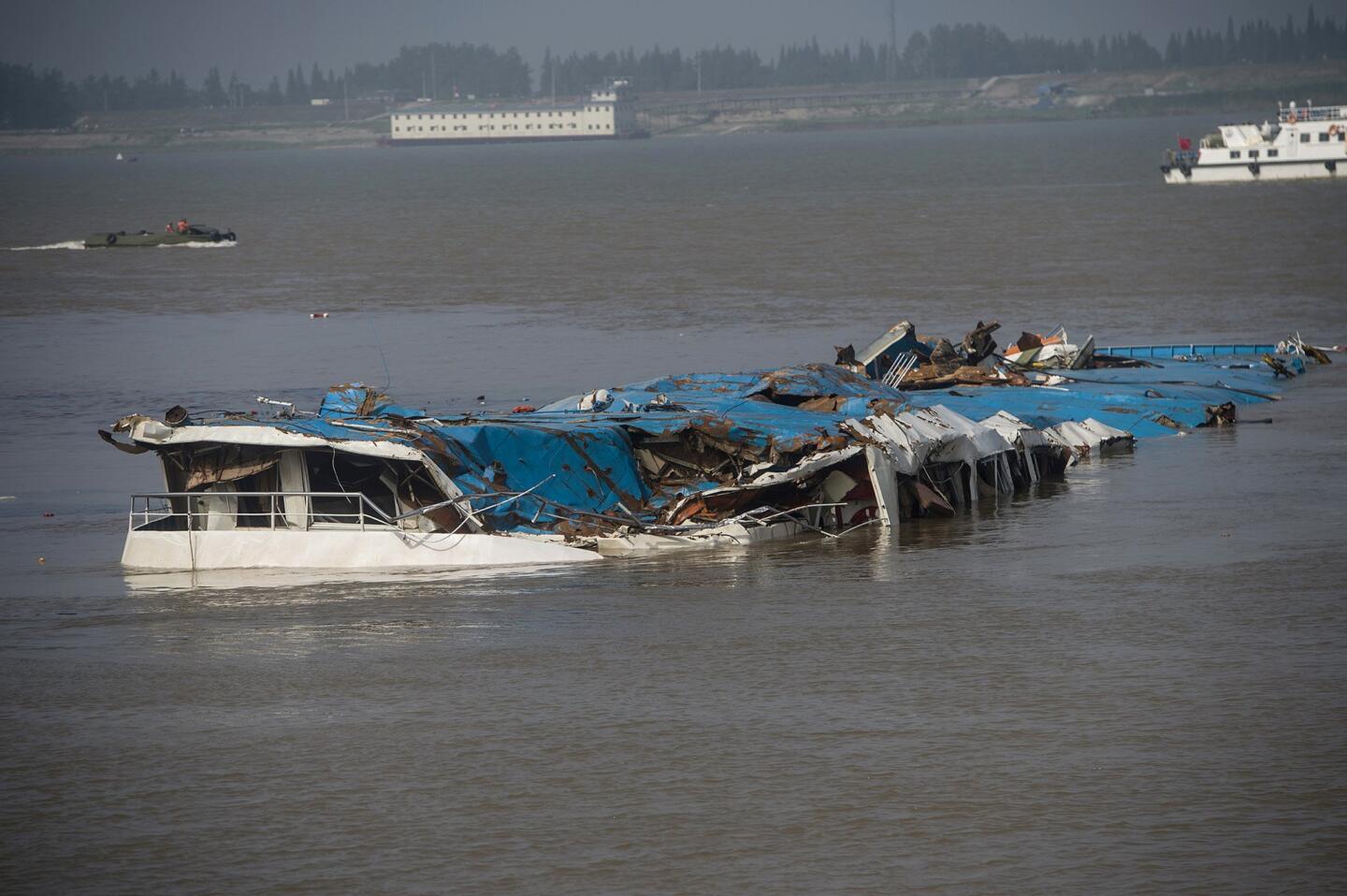 Chinese passenger ship sinks