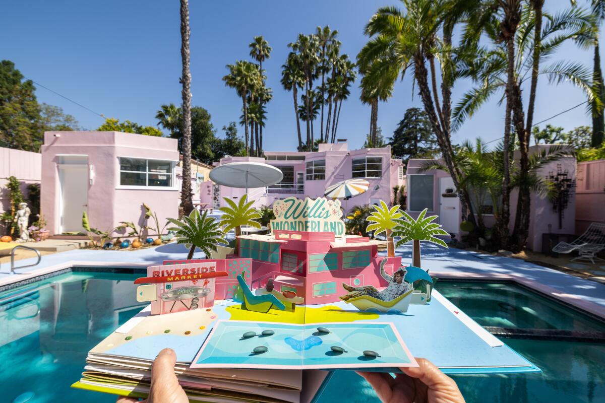 Un libro muestra la página para abrir frente a un rosa y piscinas de un rosa y piscinas.