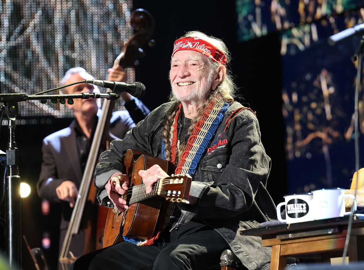 Review Willie Nelson, on the road yet again at 89, soars and coasts at