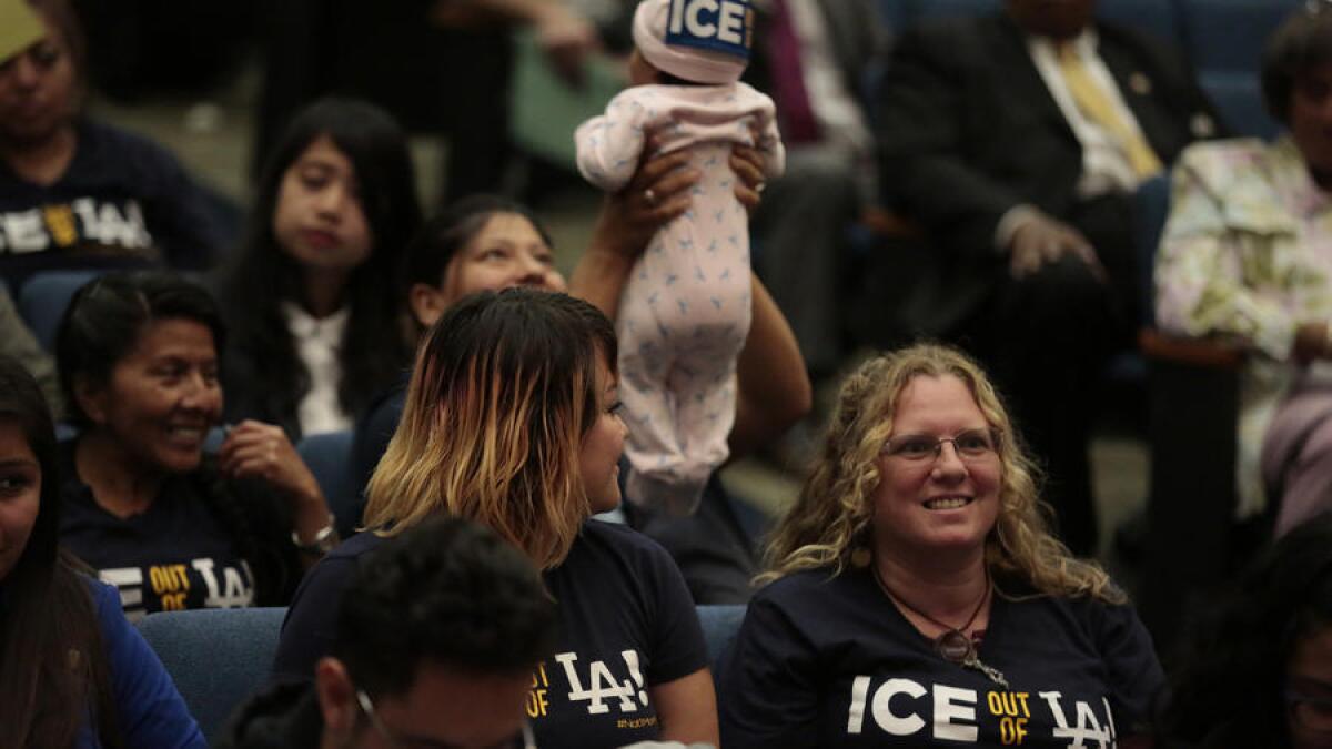 Un grupo de personas asisten a una reunión de la Junta de Supervisores en mayo, cuando se puso fin a una política anterior que permitía la copperación entre el Departamento del Sheriff de Los Ángeles e ICE.