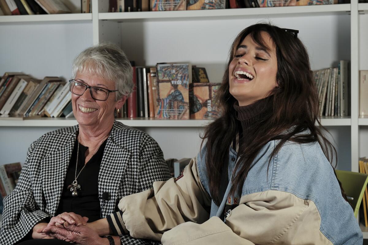La cantautora estadounidense nacida en Cuba, Camila Cabello, derecha, posa con su abuela, 