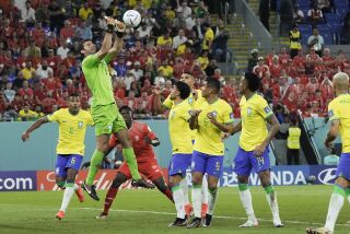 El portero de Brasil, Alisson (arriba), despeja la pelota durante un partido del Grupo G del Mundial entre Brasil y Suiza, en el estadio 974 en Doha, Qatar, el 28 de noviembre de 2022. (AP Foto/Hassan Ammar)