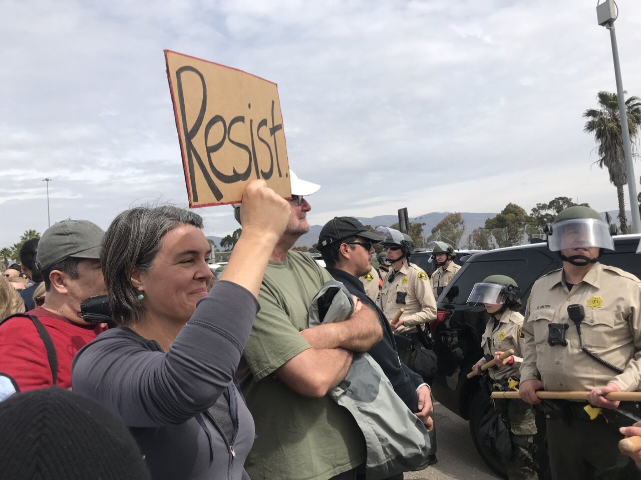 Un grupo de activistas contra la construcción del muro fronterizo entre México y Estados Unidos se manifiesta en las inmediaciones de la zona de los prototipos del muro en San Diego.