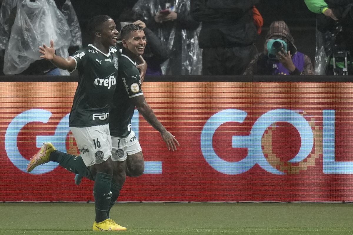 ARCHIVO - Endrick (izquierda), del Palmeiras de Brasil, festeja con su compañero Dudu un gol 