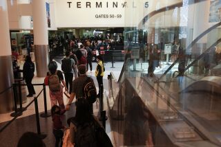 ARCHIVO - Viajeros esperan pasar por el control de seguridad en el Aeropuerto Internacional de Los Ángeles, el 1 de julio de 2022, en Los Ángeles. (AP Foto/Jae C. Hong, Archivo)