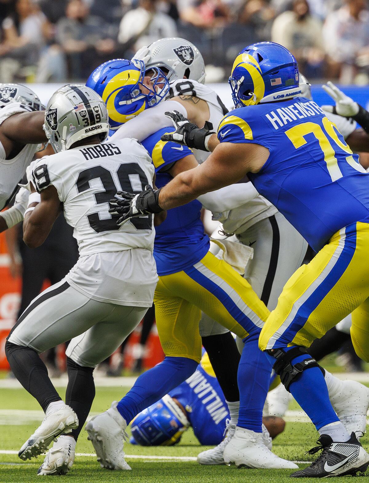     El mariscal de campo de los Rams, Matthew Stafford (9), es saqueado por el apoyador de los Raiders, Max Crosby (98).