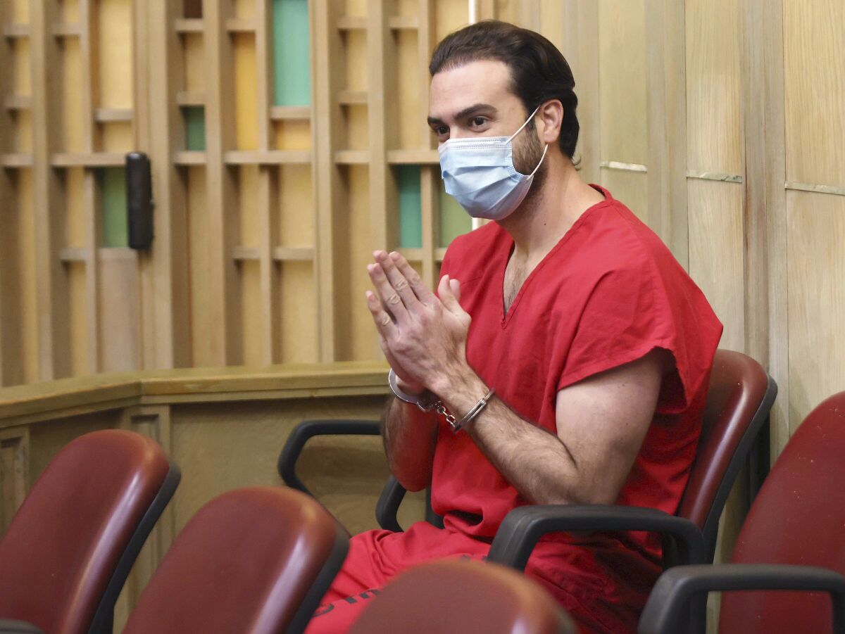 ARCHIVO - El actor Pablo Lyle hace un gesto a sus familiares en una sala de corte