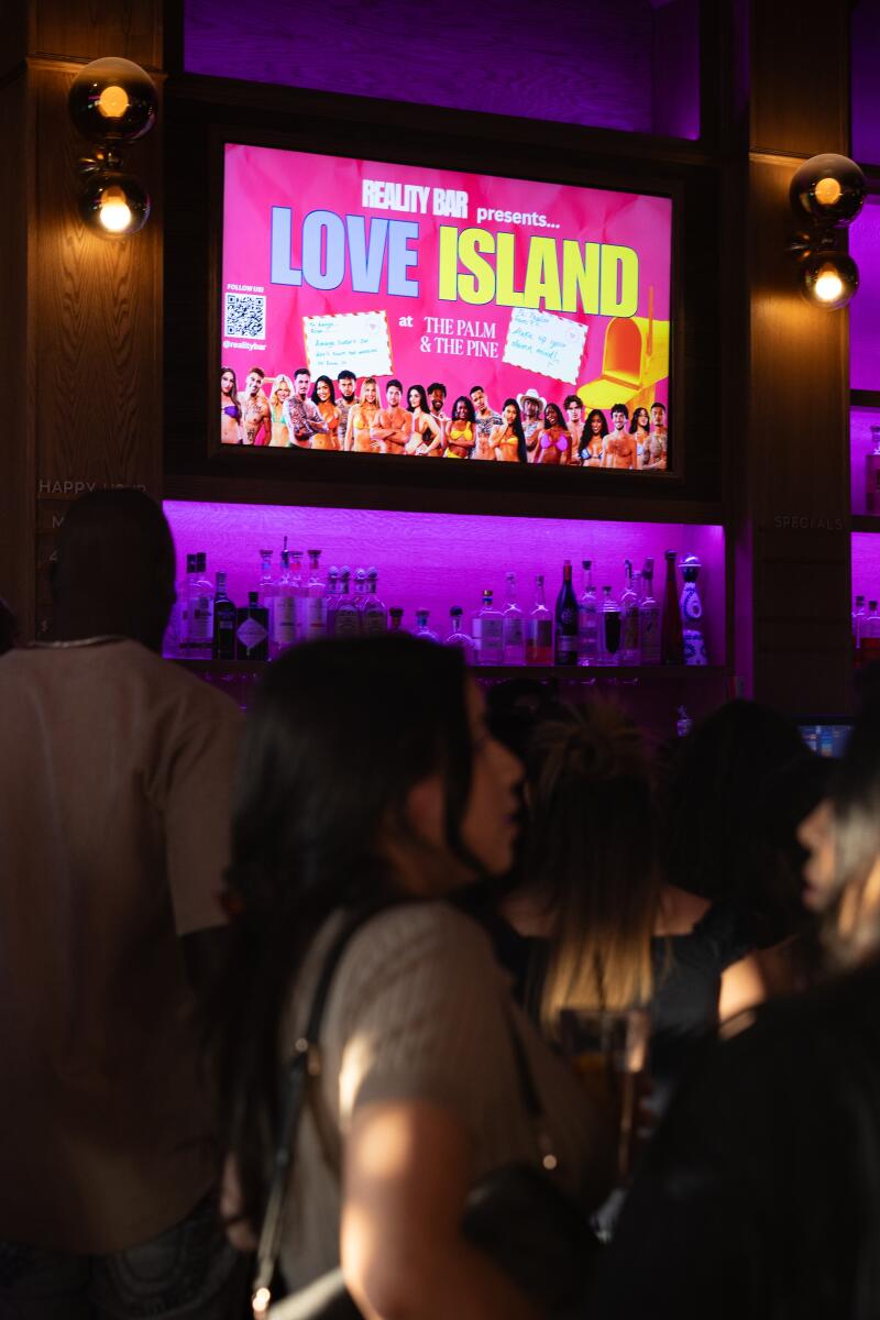 As pessoas felizes esperam pelo "Love Island EUA" Veja a festa para a palma com uma tag em Hollywood