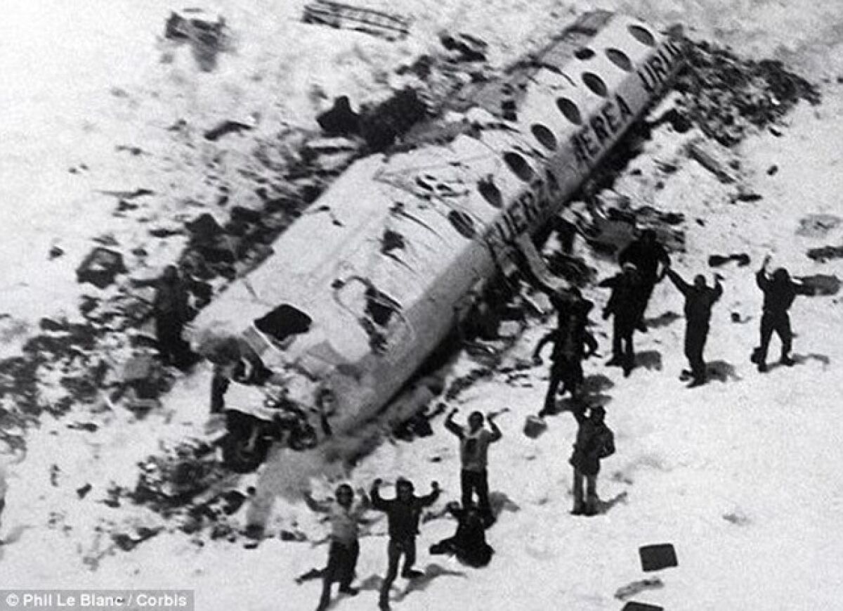 El 13 de octubre de 1972, viajaba con sus amigos para jugar un partido de rugby en Chile, el cual nunca ocurrió. En lugar de ello, el avión se accidentó y el grupo emprendió una lucha para sobrevivir más de 70 días entre las montañas, lo que marcó una historia trágica de tenacidad y compañerismo: el ‘Milagro de los Andes’.<br>