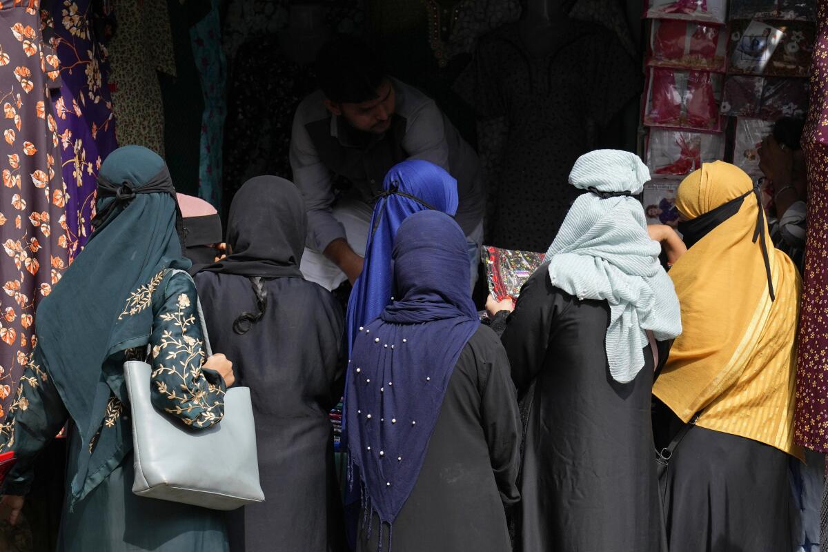 Un grupo de mujeres usan el pañuelo musulmán mientras compran ropa en Bangalore, India