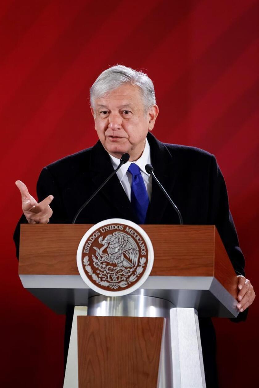 El presidente de México, Andrés Manuel López Obrador, habla durante su rueda de prensa matutina este jueves, en el Palacio Nacional, en Ciudad de México (México). EFE