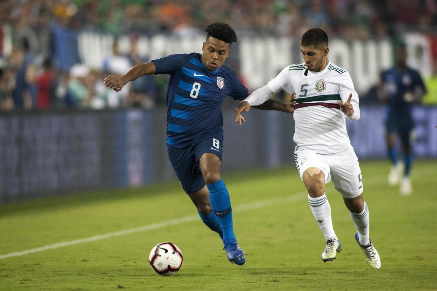 RMX04. NASHVILLE (EE.UU.), 11/09/2018.- Weston McKennie (i) de Estados Unidos disputa un balón con Victor Guzman (d) de México hoy, martes 11 de septiembre de 2018, durante un juego amistoso entre Estados Unidos y México en el estadio Nissan en Nashville (EE.UU.). EFE/Rick Musacchio ** Usable by HOY and SD Only **